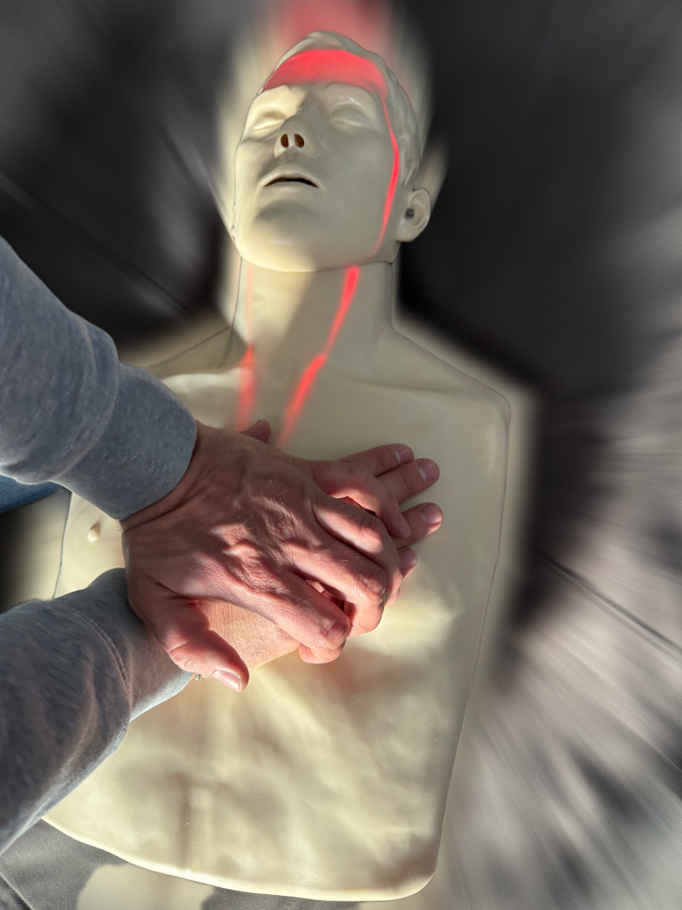 Notfalltraining Reymers trainiert Reanimation bei Erwachsenen in Hamburg.