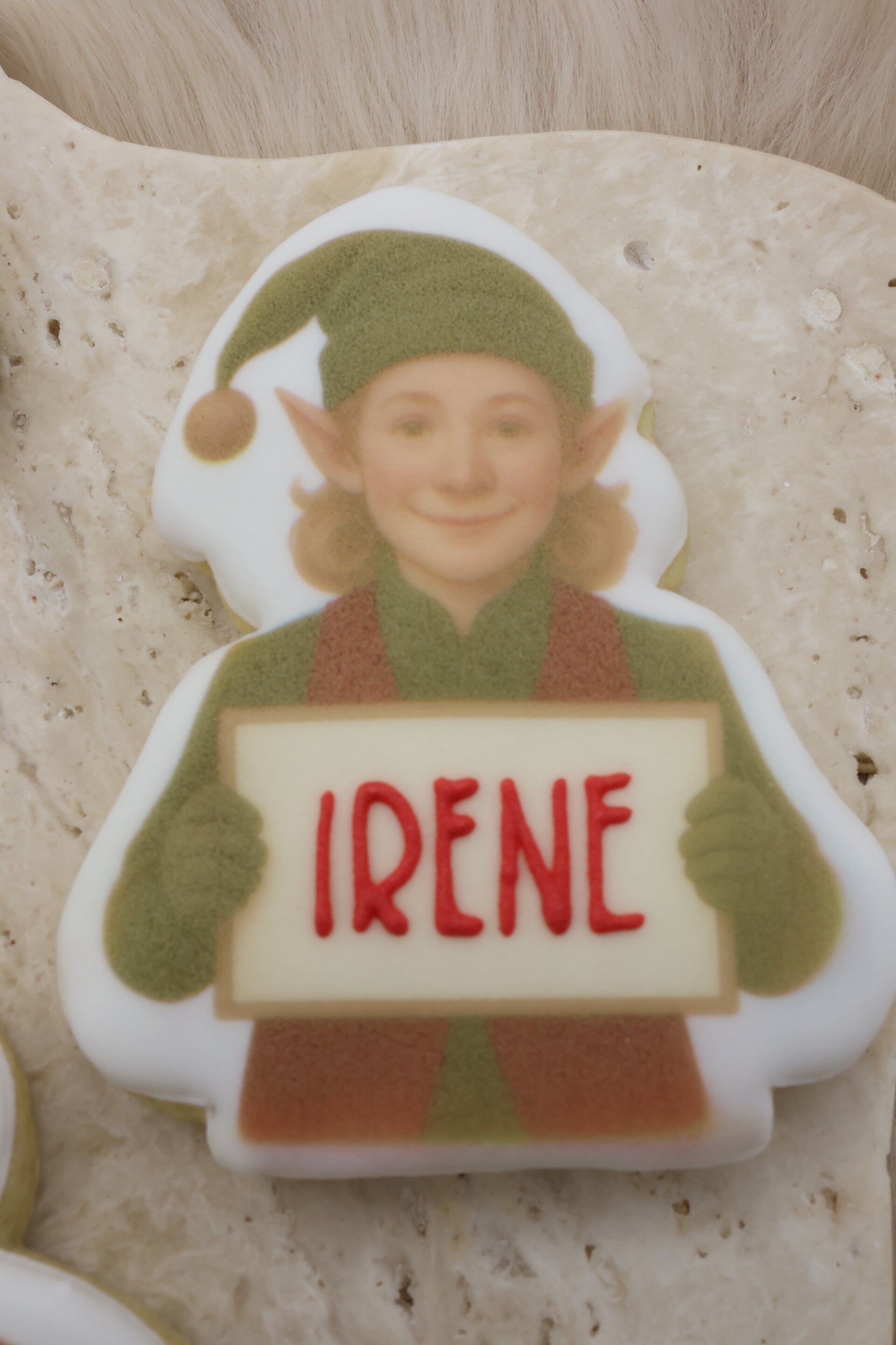 Nissehjelper med skilt