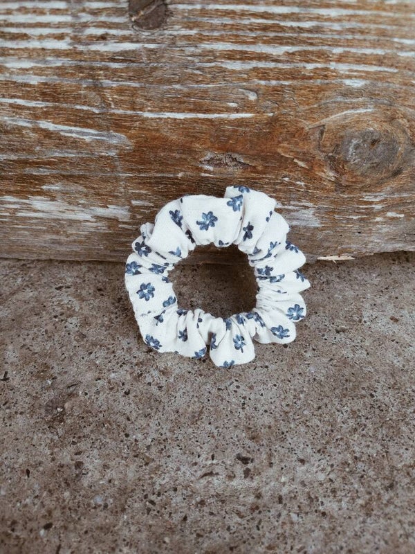 Weiss mit blauen Blumen klein