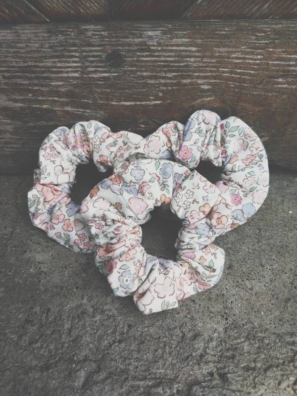Scrunchie pastel flower