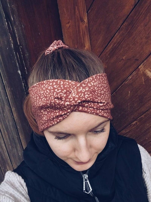 Stirnband Leoprint geknotet