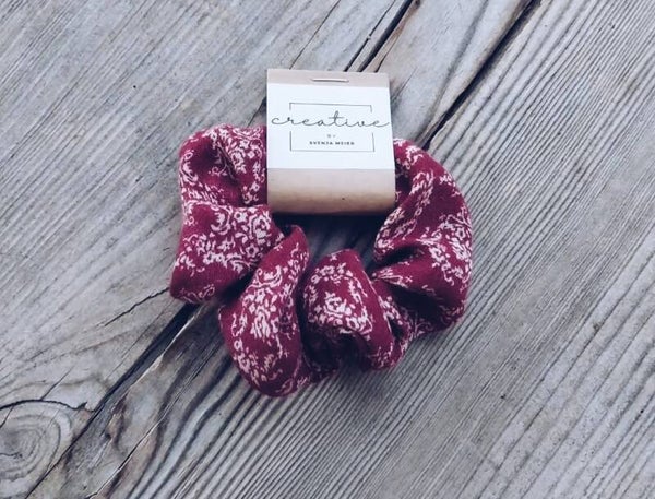 dunkelrot weiss geblümt