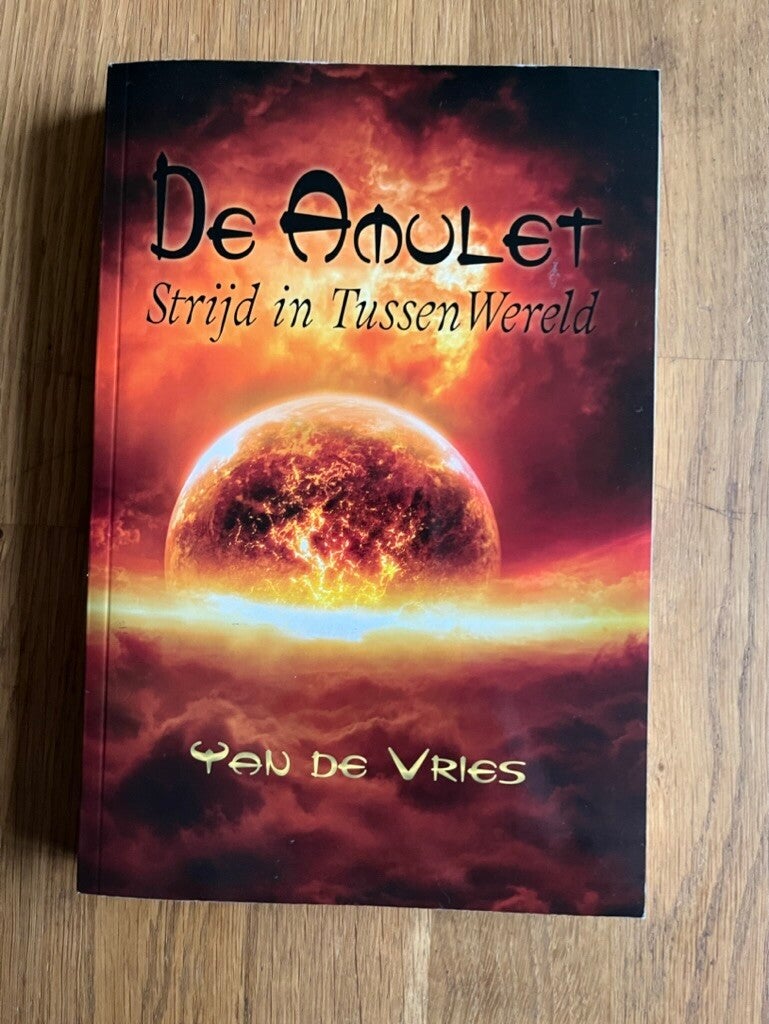 Yan de Vries: Strijd in TussenWereld  - De Amulet