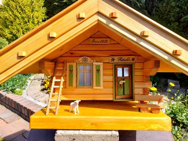 Vogelhaus, Meisalm „Heidi“ exklusiv und hochwertig, massiv verarbeitet.