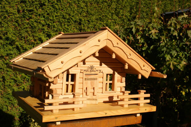 Wunderschönes Blockhaus mit Tür und Fenster mit alpinem Giebel und Lärchenschindeln