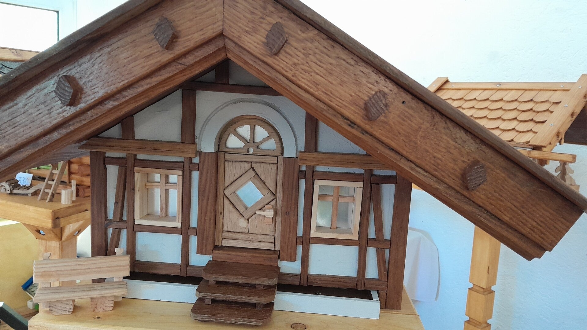 Fachwerkhaus wie aus dem Sauerland, mit Eichenfachwerk, Tür mit Rundsturz und schönen Fenstern, wuchtiger Giebel aus Eiche