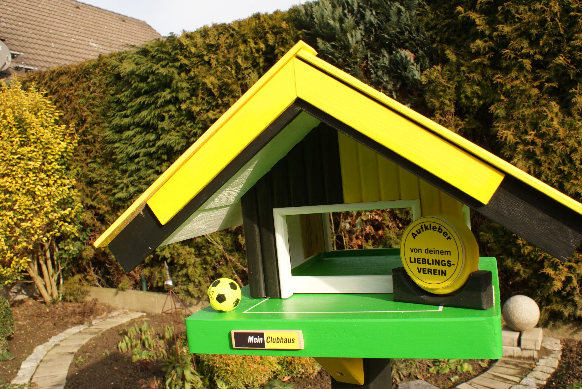 Vogelhaus in Vereinsfarben, mit Tor und Strafraum