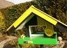 Vogelhaus in Vereinsfarben, mit Tor und Strafraum