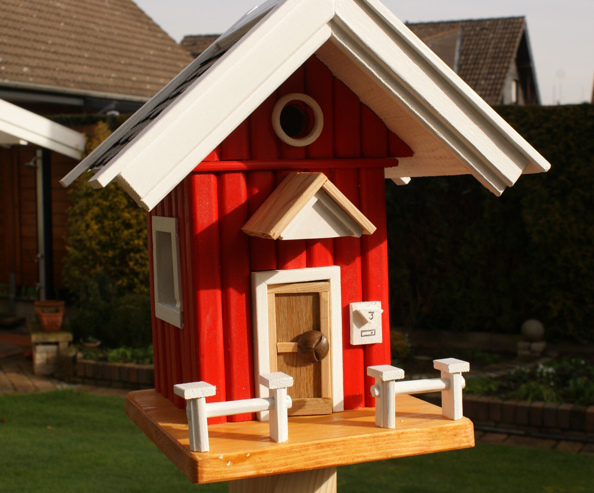 Nistkasten im Schwedenstil mit Eingangstür in Rot weiß mit Eingangstür und Flugloch