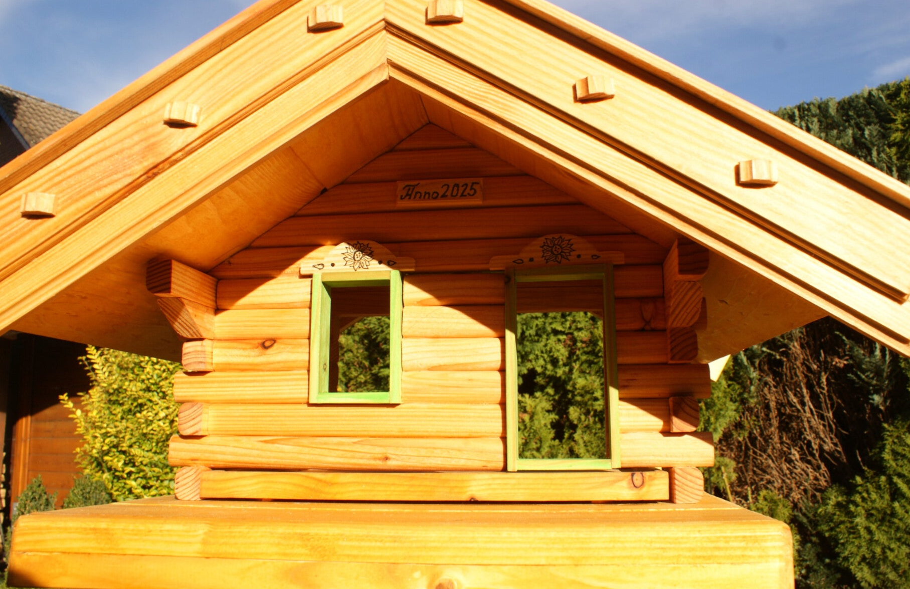 Blockhaus im Alpenstil mit Tür und Fenster