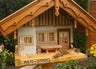 Entdecke das Vogelhaus „Alpenblick“ – ein detailreiches, handgefertigtes Holz-Vogelhaus im Hüttenstil. Mit geschnitztem Dach, kleinen Fenstern und alpinem Charme bringt es Bergromantik in deinen Garten und bietet Vögeln ein gemütliches Zuhause.