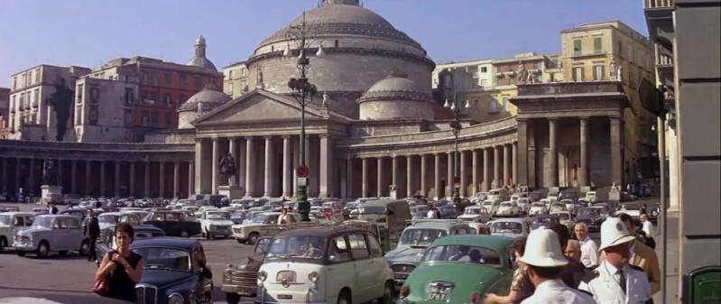 Naples, Le Corniaud, piazza del plebiscito