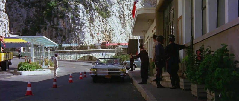 Frontière italie - France à Menton, Maréchal dans sa cadillac, LMe corniaud