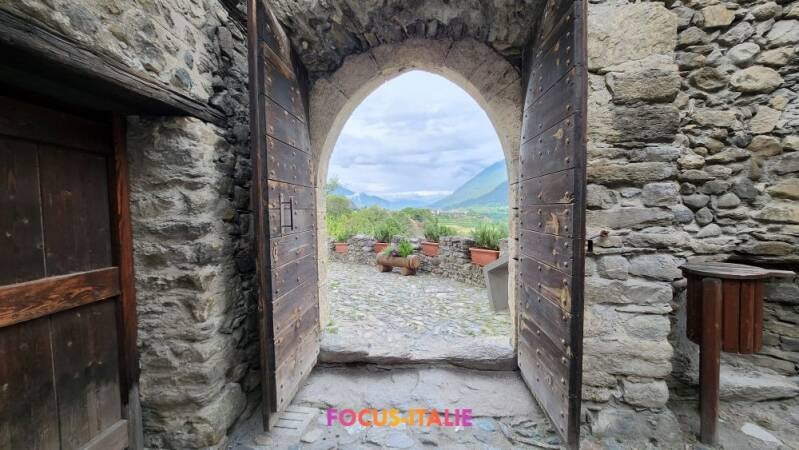 Château de Sarriod de la Tour, dans le mur d'enceinte, vue sur la montagne, Vallée d'Aoste