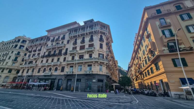 Immeubles le long du lungomare de Naples, pavé en pierre de lave