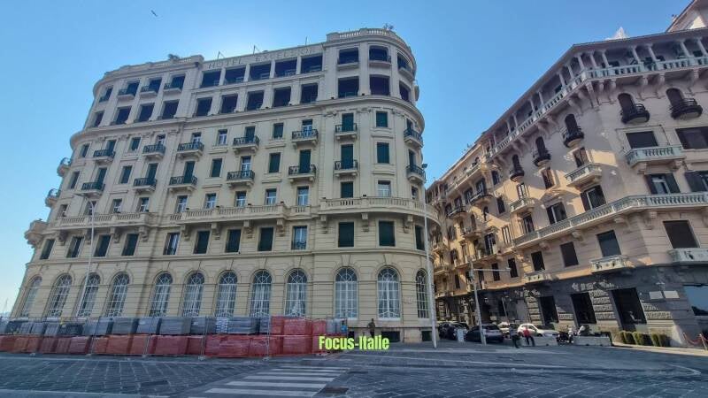 Immeubles le long du lungomare de Naples