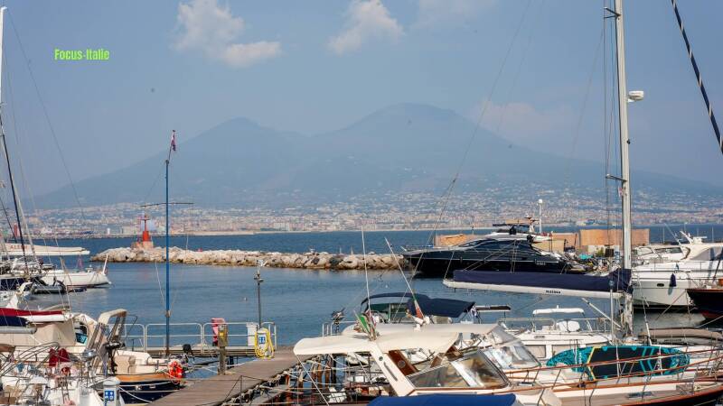 Vésuve se détachant sur la baie de Naples