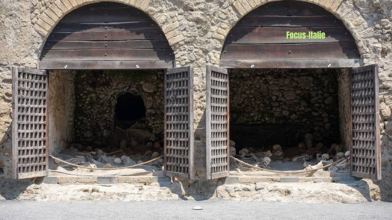 Voûte abritant des squelettes à Herculanum