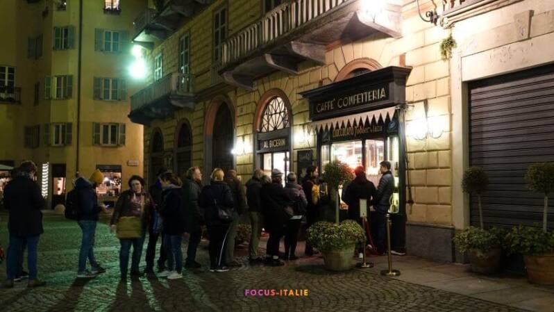File d'attente devant le  Caffè al bicerin », Turin, en hiver