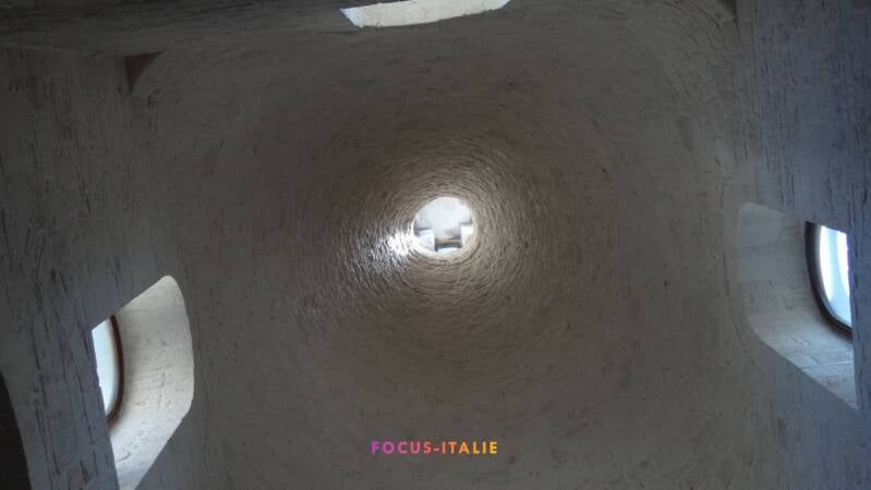 Clocher vu de l'intérieur de l'église Sant'Antonio, Alberobello