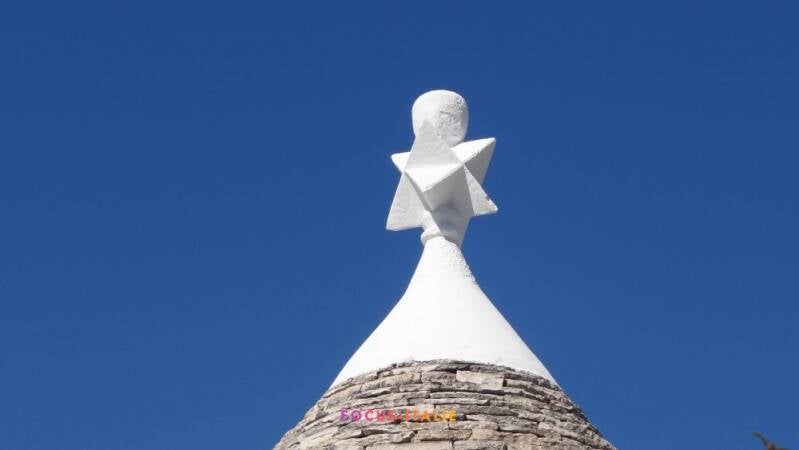Pierre calcaire sculptée sur un cône de trullo, Alberobello