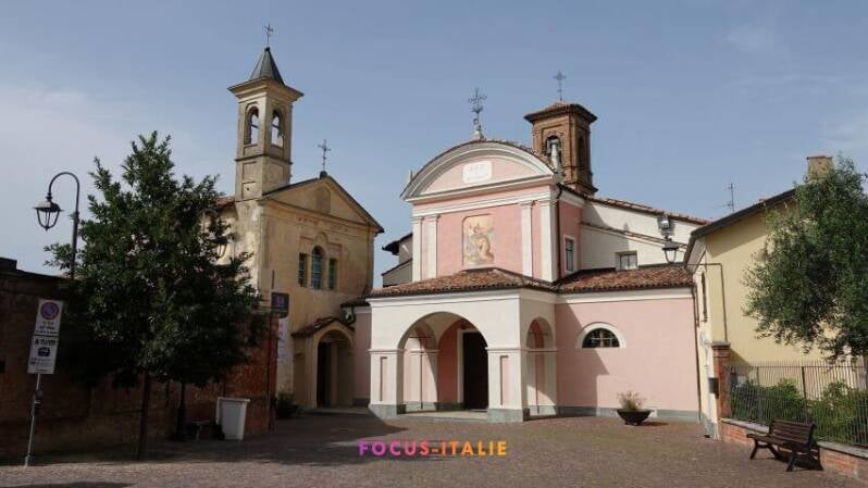 Place du château, deux églises, Barolo, Langhe, Piémont