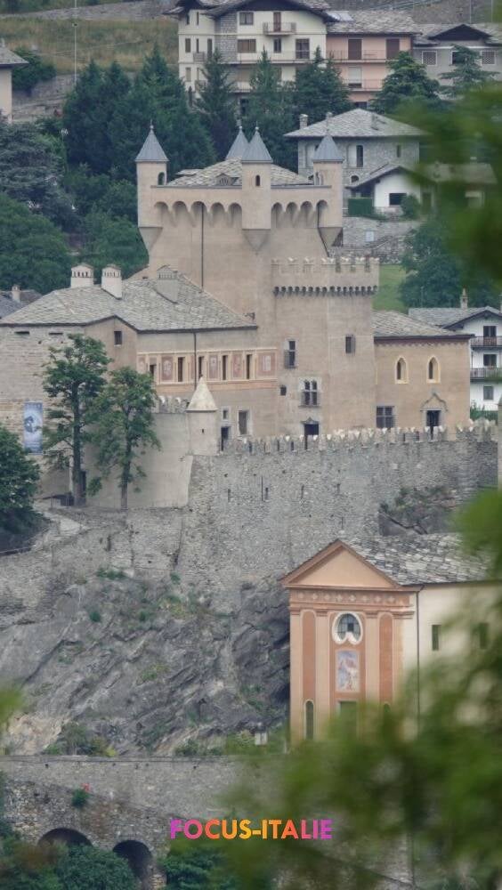Château de St Pierre vu de loin, vallée d'Aoste