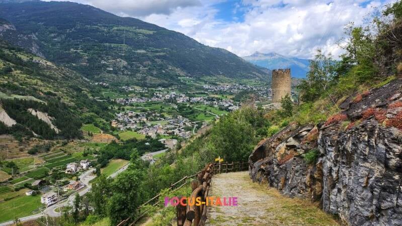 Chemin qui mène à la tour de Châtel Argent, vallée d'Aoste