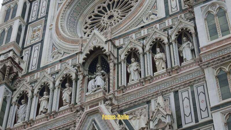 détail du duomo de Florence avec statues et rosace