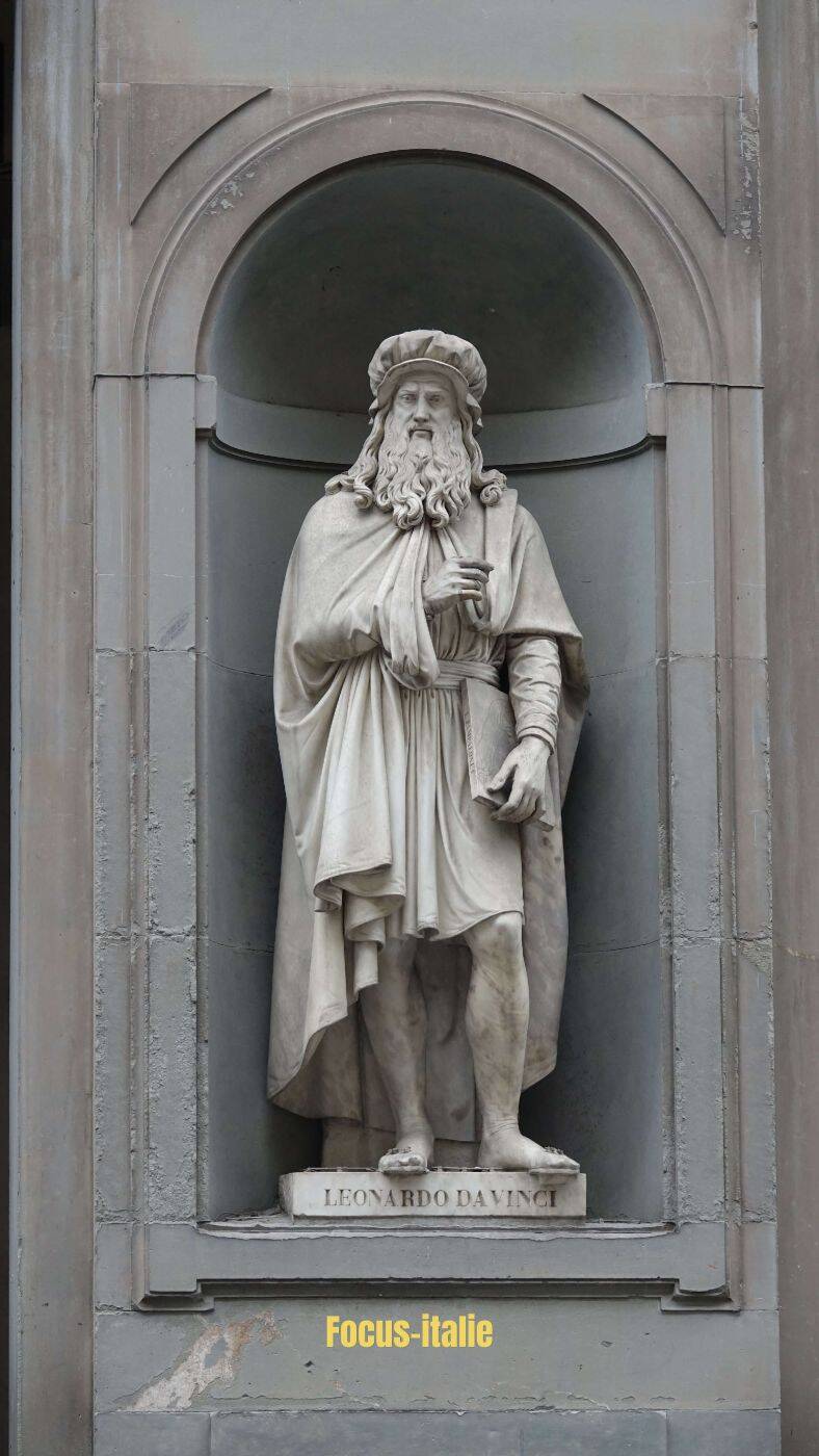 statue de léonard de vinci, façade extérieure, galerie des offices, florence