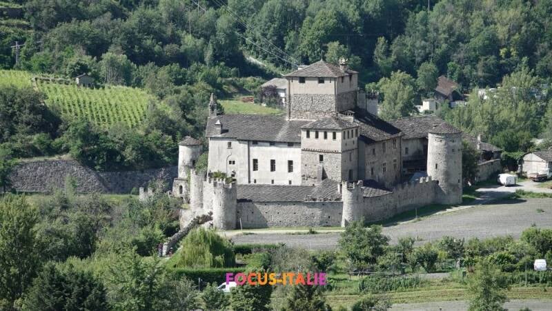 Château de Sarriod de la Tour, vu du château de St Pierre, Vallée d'Aoste