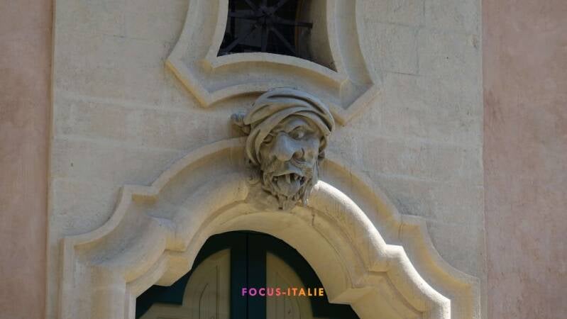 Tête sculptée d'un diable au-dessus d'une porte, Ragusa Ibla, Sicile