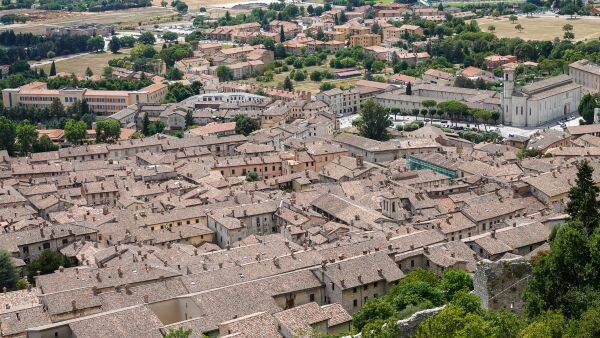 vue sur les toits de Gubio