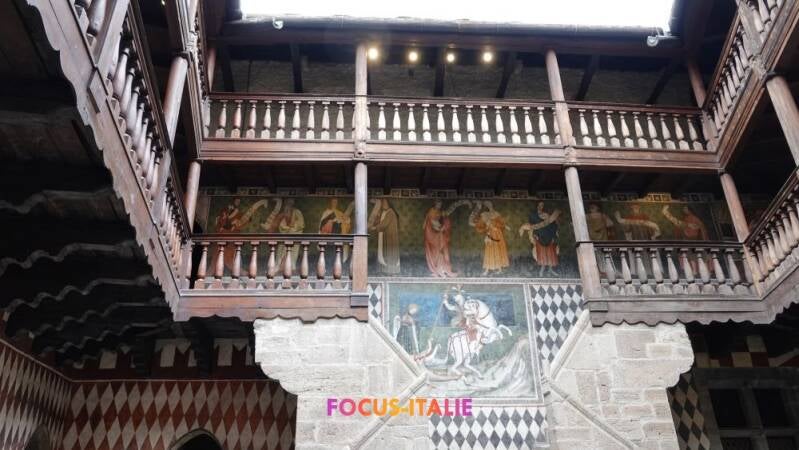 Château de Fenis, galeries en bois, vallée d'Aoste