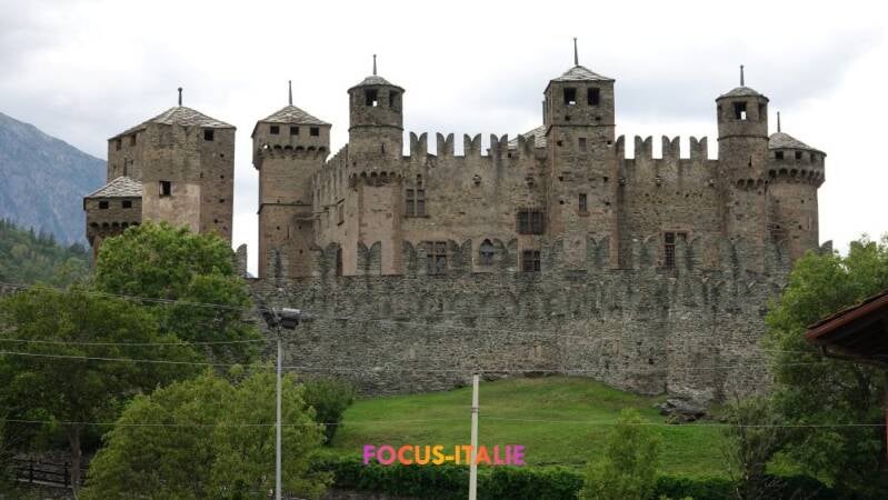 Château médiéval de Fenis, vue extérieure, vallée d'Aoste