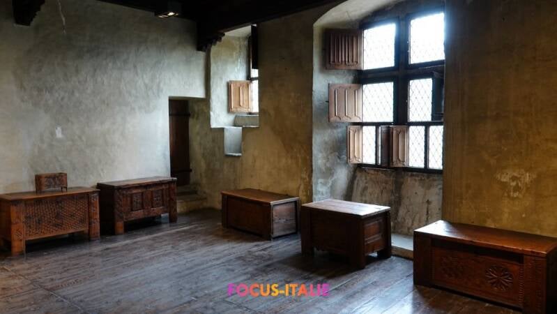 Château de Fenis, pièce ornée de meubles en bois sculpté, vallée d'Aoste