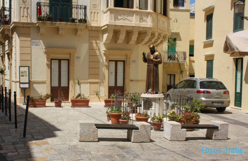Petite place avec la statue d'un saint, gallipoli