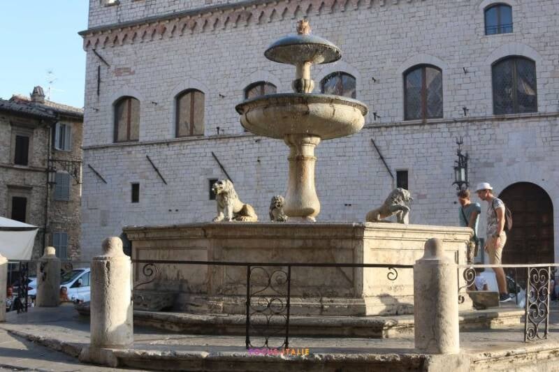 Fontaine des trois lions, Assise, Ombrie