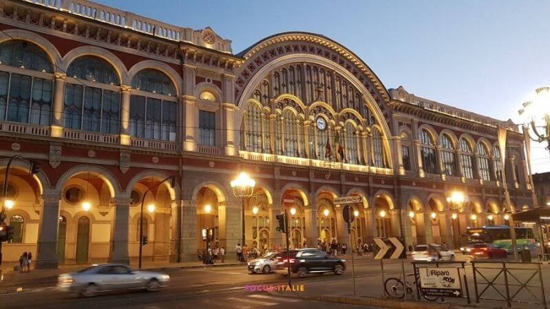 Gare de Turin illuminée, Piémont, Italie