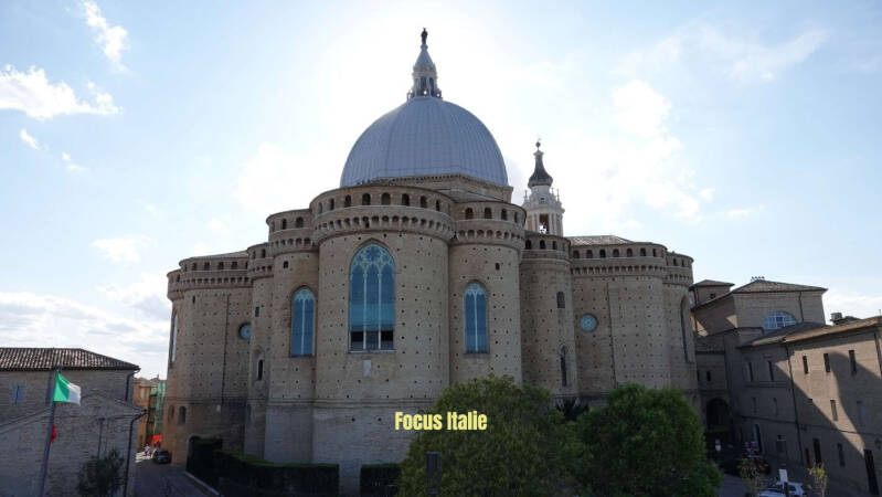 Derrière la Basilique de Loreto