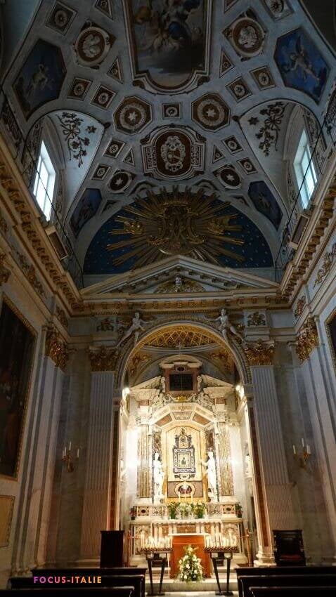 Intérieur baroque de la cathédrale de Spoleto, Ombrie