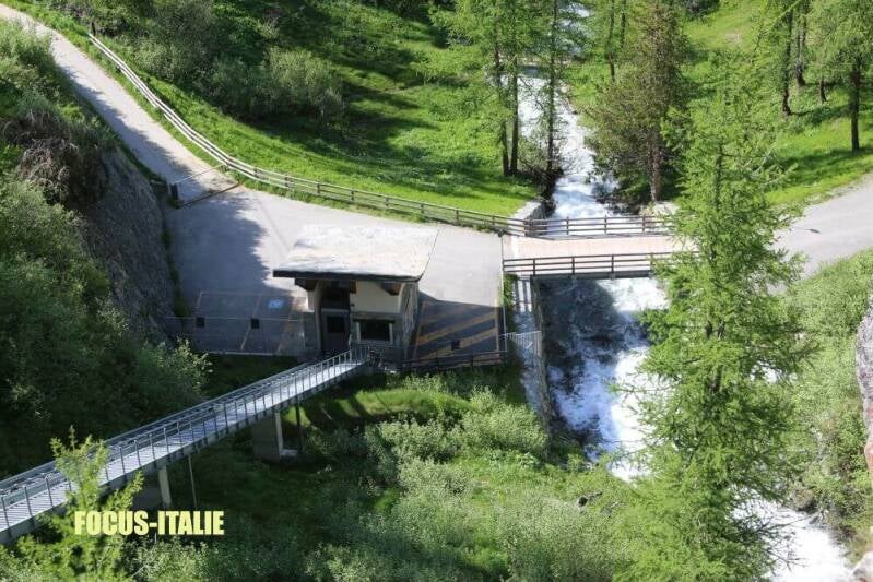 Contre plongée sur la station d'ascenseur, cheneil, vallée d'aoste