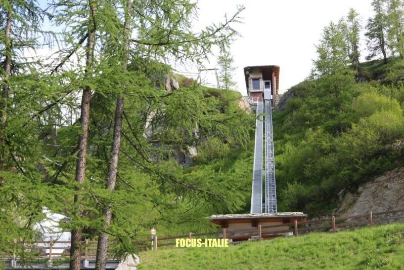 Ascenseur pour monter à Cheneil, vallée d'aoste