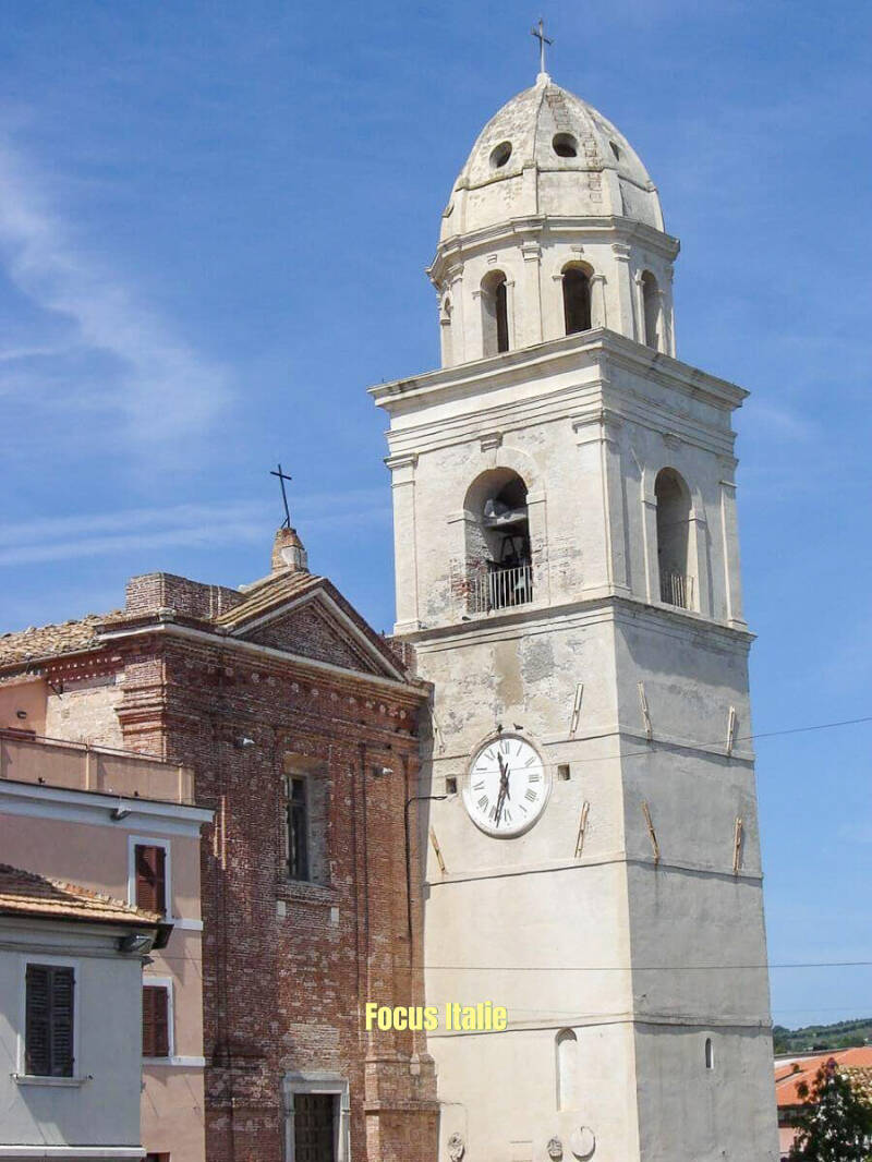 gros plan sur le clocher de l'église de Sirolo