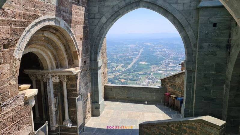 La sacra di san michele, terrasse et portail roman
