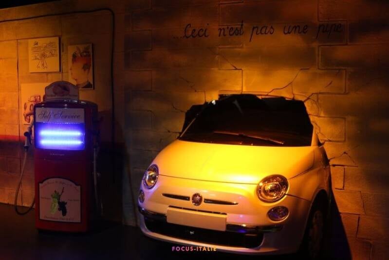 Musée de l'automobile, Turin, scénographie s'une Fiat 500 encastrée dans un mur