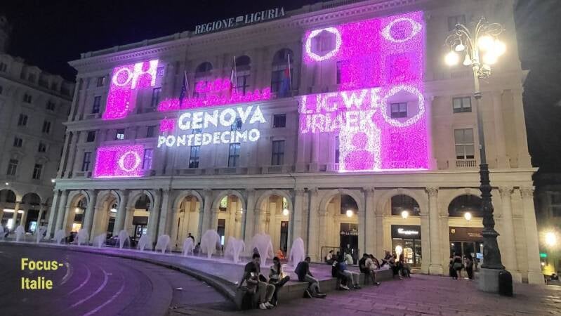 Façade illuminée du palais de la Région Ligurie