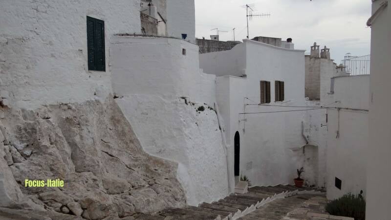 Ruelle dans le centre historique avec escaliers