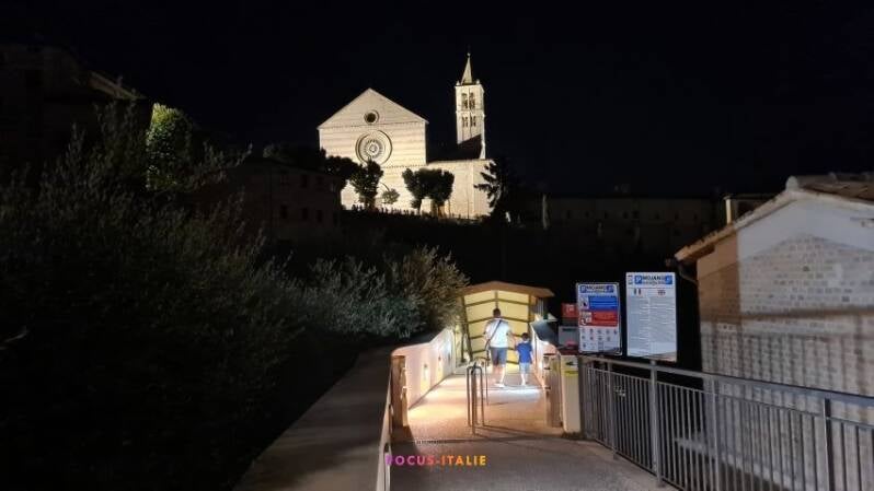 Parking de Mojano, Assise