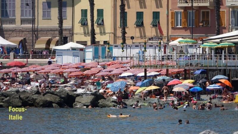 Plage bondée à Pegli